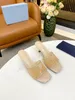 Dames Dames Kalfsleer Papa Sandalen Gewatteerde Zomer Designer Schoenen Platform Flats Lage Hak Sleehak Diamant Gesp Sandaal Instapper Enkelbandje Strandschoen 1021