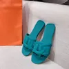 Zapatilla de diseñador 2023 de cuero Moda Diapositiva inferior plana para mujer Sandalias famosas Zapatillas de la mejor calidad para hombres, mujeres Chanclas de playa calientes Marca de zapatillas con caja