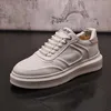 Scarpe da corsa casual da uomo Sneakers da uomo bianche con fondo spesso Il primo strato di scarpe da allenamento da tennis per uomo all'aperto in pelle bovina