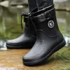 Botas de Chuva YISHEN Homens Botas de Chuva Impermeáveis Com Removíveis Quentes Pelúcia Trabalho Jardim Bota de Borracha Quatro Estações Antiderrapante Segura Bota de Pesca 230713