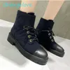 100% riktiga läder quiltade ankelstövlar Kvinnor Flat Boots Luxury Designer Biker Platform Flats Combat Boots Low Heel Spetstövlar Läderstorlek 35-42