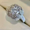 Bling bling vvs moissanite ring 100% 925 sterling silver mode etnisk stil smycken blommig ring utsökt blomma runda diamant kvinnors ring