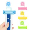 Krokar Creative Squeezer Rolling Tandkräm Dispenser Tube Sucker Hållare Hängare Prylar Verktyg Perchero Crochet 2023 Drop Ship