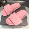 2023 pantoufles de marque Summer Fashion Ringer pantoufles de marque de luxe muffin pantoufles de pain à fond épais femmes une ligne avec du sable extérieur décontracté