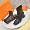 Designerskie buty wstrząsające oryginalne skórzane kobiety kostki kwadratowe masywne obcasy patent eleganckie botki wydrukowane buty na środkowej obcasie