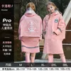 Koreańska wersja płaszcza przeciwdeszczowego dla dzieci z długim brzegi i ukrytym plecakiem oddychającym wodoodpornym ostrzeżeniem odblaskowym L230620
