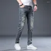 Jeans för män 2023 Vår och sommar Medelhög liten ben med elastiska hål Måla Prickar För Ungdom Fritidsbyxor