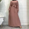 Etniska kläder Sälj muslimsk kvinna Abaya med fickor Islamiska Casual och enkla långa klänningar Marockansk Kaftan Dubai Ramadan Klänning