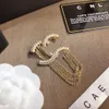 Logotipo del diseñador Broche de cadena de perlas Lujoso Chapado en oro Fiesta de compromiso Prendedores de alta calidad Regalo de diseño para mujeres Broche de acero inoxidable que no se desvanece joyería