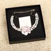 2024 Luxuriöser, hochwertiger Charm-Tropfenohrring mit Diamant- und Naturmuschelperlen-Blumendesign in rosa Farbe mit Kastenstempel PS7961A