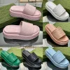 Plataforma de couro piscina chinelos 2023 macaron chunky sandália fundo grosso moda g casa slide chinelo feminino usar praia verão mule