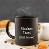 TAPPE Le lacrime studentesche ancora calde tazze 11oz Ufficio scolastico Black Ceramic Coffee Insegnante di tazze Friends Birthday Gift Mug R230713