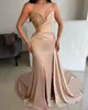 Plus Size Champagne Mermaid Prom Dresses Lungo per le donne Sweetheart Perle Pieghe Satin Side Split Occasioni formali Abito da spettacolo Abito da sera per feste di compleanno