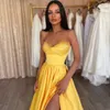 Árabe Aso Ebi Amarelo A Line Vestidos de Noite Para Mulheres Sexy Alta Divisória Alças Espaguete Cetim Ocasião Formal Vestidos de Festa Lantejoulas Frisado Longo Baile Vestido Maxi CL2626