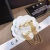 Logotipo del diseñador Broche de cadena de perlas Lujoso Chapado en oro Fiesta de compromiso Prendedores de alta calidad Regalo de diseño para mujeres Broche de acero inoxidable que no se desvanece joyería