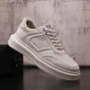 Scarpe da corsa casual da uomo Sneakers da uomo bianche con fondo spesso Il primo strato di scarpe da allenamento da tennis per uomo all'aperto in pelle bovina