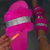 Slippare 2020 Sandal Women Rhinestone Furry Slides Kaii tofflor Faux Flurry Slides Glitter Bling Rainbow Shoes Söt plysch Jelly T230713