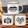 Tazze L'avventura attende Tazze da campeggio Happy Campers Campfire Cup Smalto Tazze da campeggio Outdoor Camper Coffee Handle Mug Camper Van Gift R230713