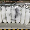 40 cm 16 -Long 100% verklig äkta Cross Fox Fur Tail Keychians Plush Pom Poms Cosplay Toy Keyrings Car Keychain Bag Charm Tasse246y