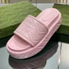 Plataforma de couro piscina chinelos 2023 macaron chunky sandália fundo grosso moda g casa slide chinelo feminino usar praia verão mule