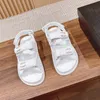 2023 Summer Womens Sandals مصمم فاخر جديد للأزياء مسطحة أسفل الجلد متعدد الاستخدامات في الهواء الطلق الرياضية الرومانية الأحذية الحجم 35-41+مربع