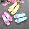 Sandálias de coloras de colorido mulheres mulheres verão wtempo fêmea de dedo da praia slides de arco -íris sapatos de moda de moda feminina gota 230713 879