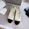 2023SS Women Sandals Projektanci płaskie obcasy Wygodne sandały formalne strój z klamrą kwiatową vintage Mary Jane Shoes Dance