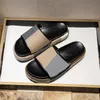 Lyxiga tofflor Kvinnors designer glider kvinnor Sandaler klackar Cotton Casual Slipper för våren och hösten Flat Comfort Mules vadderade främre remskor Storlek 36-42