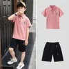 Tshirts 2PCSトラックスーツ夏の子供服赤ちゃん10代の男の子ゆるいポロ鹿Tシャツカーゴショーツポケットパンツ6 8 10 12 14年230713