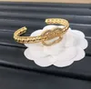 Braccialetti rigidi Sier placcati in oro di design di lusso Bracciale con strass in cristallo scintillante Lettera di marca Sigillo in acciaio Acciai al titanio San Valentino