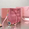 Borsa a tracolla con secchiello pieghevole Borsa a mano semplice da donna Borsa in vera pelle con catena di cristallo Chiusura con coulisse Lettere di moda Borse a tracolla da donna Filo