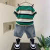 Tshirts Bebek Erkek Giyim Çocukları Yaz Genç Giysileri Toddler Stripe T Shirthole Denim Şort 2 PC Setler Çocuk Spor Kıyafetleri 230713