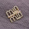 Designe Broschs Women Pearl Rhinestone Letters Brooche Dress Coat Sweater Sude Pins Fashion Jewelry Clothing Decoration Accessories