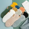 Chaussettes pour hommes 5 paires Ensemble de coton Mesh pour hommes sans spectacle invisible à basse coupe silicone mince chaussette sans glissement