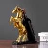 Objets de décoration Figurines animaux nordiques chevaux dorés sculptures en résine statues de personnages objets décoratifs utilisés dans les salons familiaux 230714