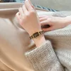 Женские часы Средний древний дизайн винтажные модные часы повседневные роскошные кварцевые нишевые браслет высококачественный 230714