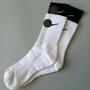 Chaussettes pour hommes Chaussettes de créateurs Épissage de couleurs techniques Chaussettes pour femmes Broderie personnalisée Mode populaire Sport Chaussette en coton à la mode Style respirant et absorbant la transpiration