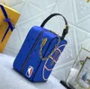 2023 Pochette di design di lusso uomo donna Dopp Kit borsa da basket portafoglio lettere di fiori in rilievo borsa borse da toilette moda in pelle Taurillon di alta qualità