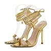 Сандалии женские сандалии высокие каблуки 12см цепного лодыжки Gold White Упомянутые ноги для женской туфли Sandalias de Mujer Размер 35-42 230714
