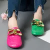 Слиппочки дизайн бренда золотой цепочки Женщины Slipper Slipper Slip на мулах туфли женщин круглые сандалии повседневные скольжения плюс 230713 Размер 230713