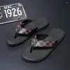 Slippare herr sommarflip flops tongs lyxdesigner platt strand casual varumärke skor för män 2023 chinelos