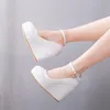 Klänningskor Fashion Women's Pumpar Rhinestone Buckle Strap Point Toe Pu 10.8cm Wedges Classics Maturewomen White Platform