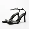 Sandalen Fairy Heels Europäische schwarze quadratische Kopf-Strasssteine mit Diamant-einzeiligem High Heel für Frauen Sommer