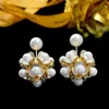 Charm White Flower Light Luxury Pearl Earrings Front and Bak Korean Edition Personlig liten unik design Högklass 230630