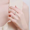 2022 Nowy klasyczny prostokątny szmaragdowy pierścień dla kobiet pojedynczy rząd diamentów Oryginalny srebrny walentynki biżuteria na dzień L230704