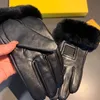 Leathe Winter Designer Ladies Cinque dita Short Fleece Glove addensato Gologo alla moda Elegante Golfo Protezione Solida Protezione Regalo per le vacanze S