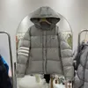 Manteau en duvet rayé à capuche pour femmes d'automne et d'hiver, rembourrage en duvet moelleux doux et chaud, la version de la mode ample.