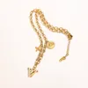 Anhänger-Halsketten Neueste 18 Karat vergoldete Luxusmarken-Designer-Anhänger-Halsketten Edelstahl-Buchstaben-Halsketten-Anhänger-Halskette Perlenkette Schmuckzubehör
