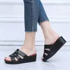 Sandali Pantofole con tacco alto da donna Abbigliamento estivo Fondo spesso Fashion Home Scarpe da madre antiscivolo Fondo morbido Sandali da donna con zeppa sociale 230713