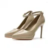 Kleidschuhe Designer Frauen Pumps Plattform Spitzschuh Lackleder 10,5 cm dünne Absätze Mode Sandalen hoch